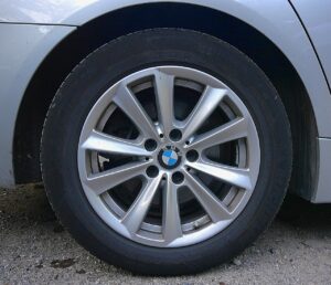 Car tire rotates