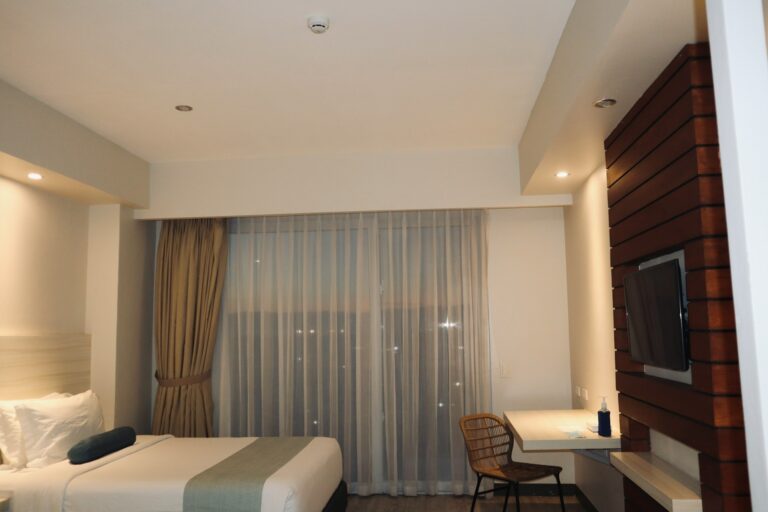 A hotel room with a tv and a bed photo - Free Hotel Image on Unsplash