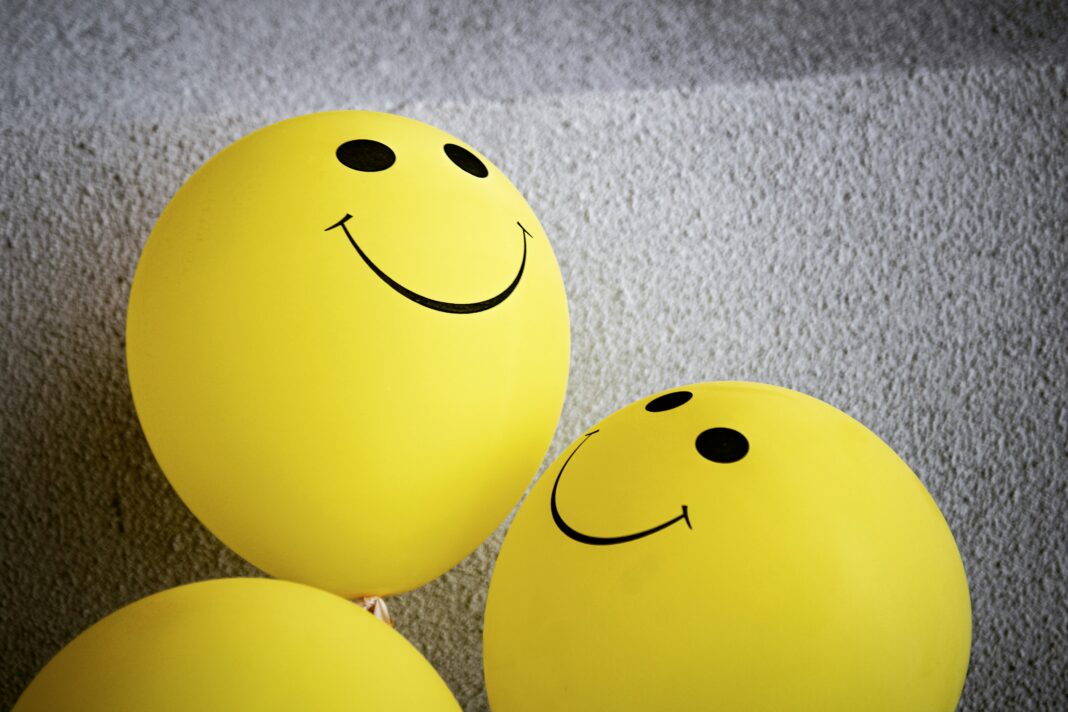 tim-mossholder-8R-mXppeakM-unsplash Smiley face balloons